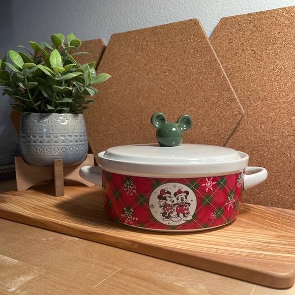 NWOT Disney Holiday ceramic covered dish - Picture 1 of 7